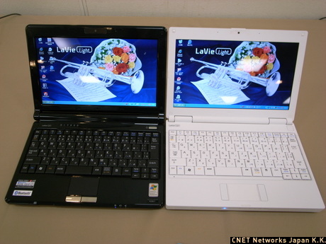 　LaVie Light BL300/TA6B（左）とBL100/TA（右）。