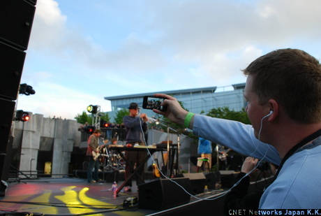4日目夕方から開かれたWWDC Bash at Yerba Buena Gardensだ。会場至近の公園を貸し切ってのWWDC公式パーティだ。お酒、食事が振る舞われバンドの演奏が行われる。写真は舞台をiPhoneで撮影する参加者だ。