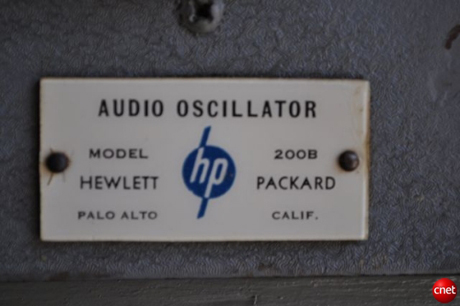 　オリジナルのHPオーディオ発振器の銘板。Hewlett氏とPackard氏がガレージで作り、販売したのと同じ種類のものだ。HPはたった18カ月でこのガレージから移転したが、この機器は1938年から1960年代まで製造された。