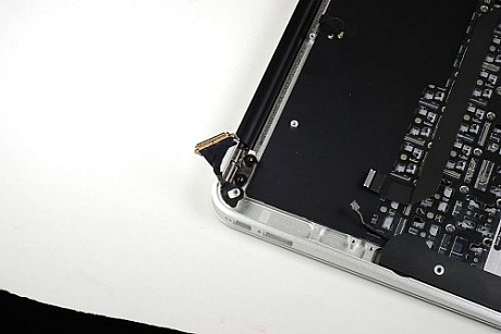　MacBook Airのディスプレイとふたは、2個のヒンジでケースとつながっている。それぞれのヒンジは、T9トルクスねじを2本使っている。