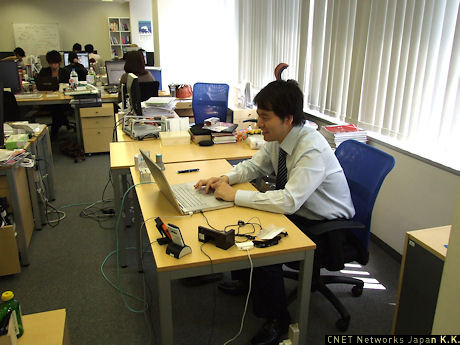 　代表取締役社長の田中良和氏。執務中のところを撮影させていただきました。