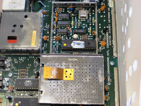 　この1つ目の金属製カバーの下には、さまざまなチップがある。例えば、MC4044Pチップは、位相周波数検出器（Phase Frequency Detector：PFD）である。この大きなチップの上には、サーマルペーストがたくさん塗ってあって番号が読めなかったが、チップは銅片でカバーとつながっており、チップが熱を発生させることを示している。