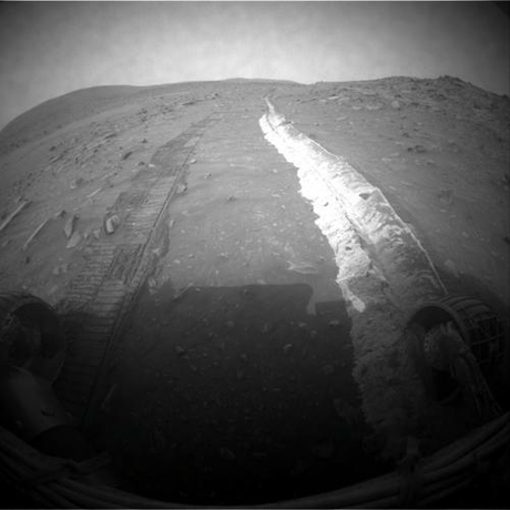 　2006年に右前車輪の機能を失って以来、Spiritは後ろ向きにしか移動できない。Spiritが火星滞在1861ソル目（2009年3月28日）に22.7メートル移動した後で撮影したこの画像では、動かない車輪を引きずったことで、明るい土が跳ね上がっているのを確認できる。