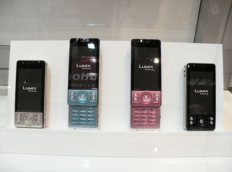 1320万画素の高画質カメラを搭載した「LUMIX Phone」も参考出展されていた。