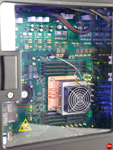 　SCCマザーボードは、1基のSCCプロセッサ用に、巨大な中央ブロックを備えている。