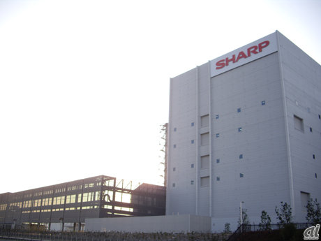 　シャープが大阪府・堺市に建設した液晶パネル、太陽電池工場「グリーンフロント堺」。10月1日には、予定よりも前倒しで液晶パネル工場が稼働を始めた。「環境先進ファクトリー」としても注目される工場内の設備を写真で紹介する。

　グリーンフロント堺の入り口。この奥にガラスエリア、TFT液晶パネル工場が並び、向かい側にはカラーフィルタエリア、薄膜太陽電池工場がある。