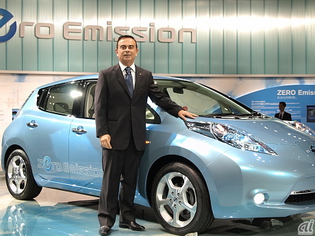 　まもなく、東京モーターショーが10月23日に開幕する。地球温暖化などが問題となる中で、各社とも二酸化炭素（CO2）排出量の少ないハイブリッドカーや電気自動車など、環境に配慮した車を展示の中心にしている。ここでは、日産自動車と、6月に発表した次世代電気自動車「アイ・ミーブ」の新ラインアップがそろう三菱自動車工業の展示カーをフォトレポートでお伝えする。

　日産のブースでは、走行中のCO2を全く出さない“ゼロ・エミッション車”として、2010年度後半にグローバルに販売を予定している「リーフ」を展示。日産 社長兼CEOのカルロス・ゴーン氏は「快適な5人乗りに、フル充電で160km以上の航続距離、さらに胸のすく加速を実現しており、世界初の手頃な価格のゼロ・エミッション車として自動車産業で大きな話題となるだろう」と自信を見せた。