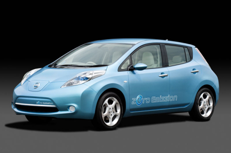 　日産自動車は8月2日、同社電気自動車（EV）「リーフ」の詳細を発表した。リーフは、量産電気自動車として専用に設計およびデザインされたモデルで、2010年後半に北米、日本、欧州で発売が予定されている。ここでは、同車を画像で紹介する。