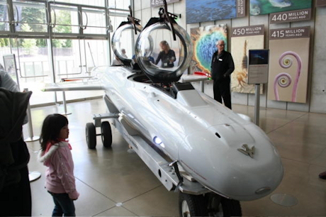 　Graham Hawkes氏は米国時間5月13日、サンフランシスコのカリフォルニア科学アカデミーで、同氏の最新かつ最先端の有翼潜水艇「Deep Flight Super Falcon」を発表した。