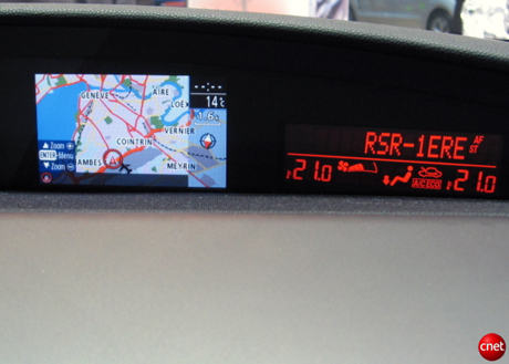 　LCDはナビゲーションスクリーンとして機能する。地図の小ささは問題となりそうだが、ドライバーの周辺視野における位置は良い。