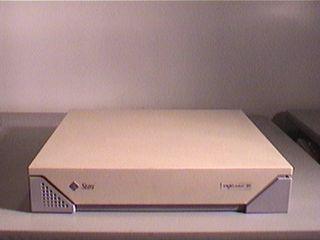 　デュアルプロセッサマシン「SPARCstation 20」は1998年に購入し、「Ultra 1 Workstation」に買い換えるまでの2年間、開発用サーバの主力として使用した。これらの筐体は見事だ。SPARCstation 20には2基のSM71プロセッサが搭載されており、今でも片方のプロセッサで十分に作業が行える。
