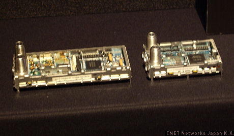 　BRAVIAの2009春モデルには、2008年7月に開発発表された小型シリコンチューナー（右）が搭載されている。従来チューナー（左）に比べ、面積が約半分に小型化された。独自の高周波回路技術により、業界最高クラスの受信感度も実現しているという。