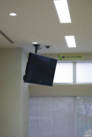 　加西グリーンエナジーパークでは、エネルギーマネジメントシステム（EMS）による省電力化も推進している。ネットワークカメラを導入することで、オフィス内の人の有無や人数を検知し、空調や照明を制御する。