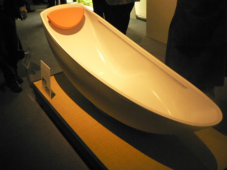　INAXの浴槽「フォームバス」。先端技術の微細発泡により、水の使用量が通常の20分の1程度で済む。