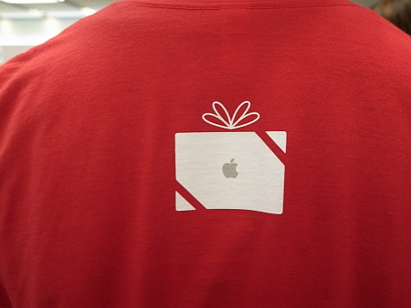　Tシャツの背面。ギフトのイラストが入っている。このほかに、iPhoneアプリロゴのバージョンもある。