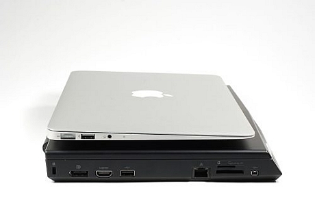 　MacBook AirとAlienware M11xとの比較。
