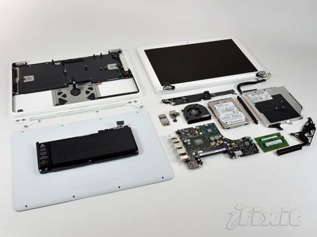 　Appleは自社の主要製品である「MacBook」に、以下のようなかなりの数の変更を加えた。

- ポリカーボネイト製のユニボディ上部ケース
- LEDバックライトディスプレイ。解像度は従来モデルと同じ1280×800。
- ガラス製のマルチタッチトラックパッド
- 一体型リチウムポリマーバッテリ
- 底部パネルを覆う滑り止めコーティング

　iFixitは、「iPod」「iPhone」「Mac」などの修理に必要なあらゆる部品、ツール、修理マニュアルを提供している。それらを使って誰でも簡単にApple製ハードウェアの修理を行うことができる。以下は、iFixitのエンジニアによるMacBookの分解フォトレポートだ。