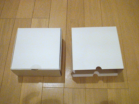 白い箱は外箱と内箱に分かれている。