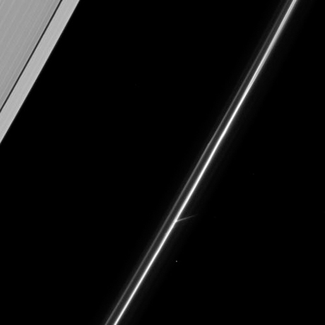 　背景にいくつかの星が見える。Cassiniは土星のF環の方を向いており、かすかな白い尾のようなものが見える。F環には、質量が極めて小さい独特のらせん構造がある。

　このらせん構造はF環自体のコアから偶発的に噴出された物質から生じ、それに続く周囲の構成粒子の軌道速度が異なるため、切り取られていったと考えられている。