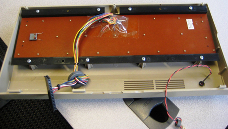 　キーボードとそのほかの電子回路は2つに分かれる。