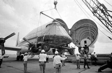 　司令船は8月、宇宙飛行後の隔離を経て、「Super Guppy」輸送機に乗せられ、ヒューストンからカリフォルニア州ダウニーにあるNorth American Rockwellへ移された。指令船の底部には、地球の大気圏に再突入した際の熱による損傷が見える。
