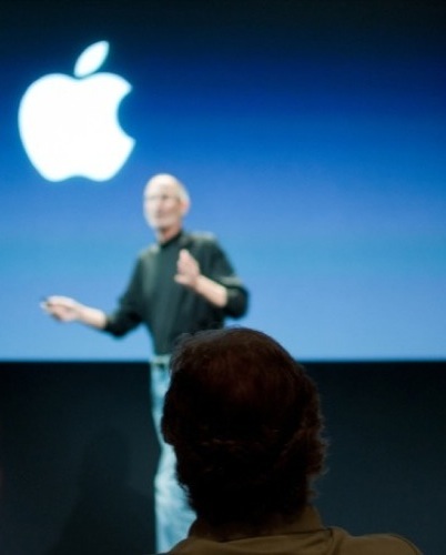 　カリフォルニア州クパチーノ発--Appleは米国時間7月16日、招待制の記者会見を開き、同社最新の携帯端末「iPhone 4」と同端末でユーザーが抱える受信問題について説明した。

　Appleの最高経営責任者（CEO）であるSteve Jobs氏は、1時間20分に及ぶ記者会見で、同問題に対する同社独自の調査結果のほか、AT&Tによる通話切断に関する情報について詳細に述べた。

　プレゼンテーションの後には、Appleの最高執行責任者（COO）を務めるTim Cook氏とMacintoshハードウェアエンジニアリング担当シニアバイスプレジデントを務めるBob Mansfield氏が加わり、Jobs氏を含め3人で記者からの質疑応答に応じた。

　ここでは記者会見の様子を写真で紹介する。