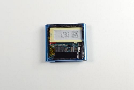 　iPod nanoのエンクロージャ内部の空間は、バッテリとロジックボードでほぼ均等に2分されている。