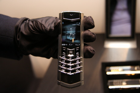 これは「SIGNATURE S DESIGN（シグネチャー S デザイン）」と呼ばれる携帯電話。高さ130mm×幅42mm×奥行き13mm。重さは素材によって異なり、166g〜238g。価格は121万円〜600万円。キーの開発になんと2年以上を費やし、独特のクリック感を完成させたという。ディスプレイはサファイヤクリスタル製。