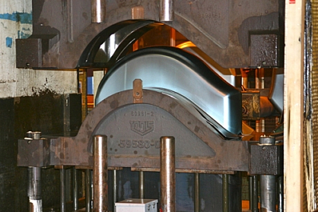 　フェンダーは鋼板からプレス成型される。