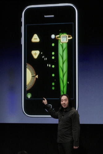 　Ge Wang氏は、Leaf Trombone World StageというSmuleの新アプリについて説明。音楽を使ったソーシャルゲーミング体験を提供するという。マイクに息を吹きかけることで音楽を作ることができ、Wi-Fiを使ってそのほかのプレーヤーとシンクロすることができるという。