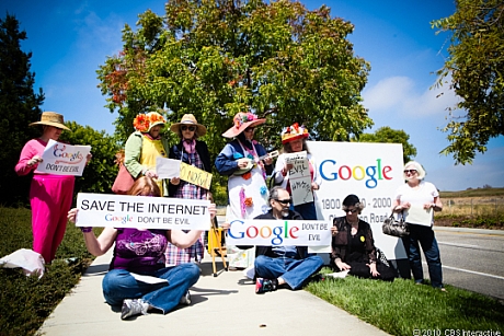 　GoogleとVerizon Communicationsが米国時間8月9日にインターネットのオープン性維持に向けた米議会への提案を発表したことを受けて、これに抗議する人々が13日、カリフォルニア州マウンテンビューのGoogle本社前に集まった。

　MoveOn.orgとFree Pressの活動家らは、両社の提案によりインターネットがより閉鎖的で管理されたものになるとして、Google本社の玄関前で主張を盛り込んだ歌を歌うなどの平和的なデモ活動を実施した。