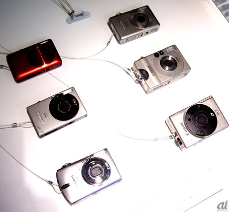 　グッドデザイン賞では、長く支持されている作品に贈られる「ログライフデザイン賞」も見所の1つ。2009年も身近な商品が25件が選出された。写真はキヤノンのコンパクトカメラ「IXY シリーズ」。登場は1996年。APSからデジタルへ、撮影方法自体が移り変わっても革新的な存在というデザイン哲学が評価された。