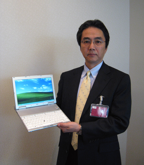 　写真はNEC ビジネスPC事業部 事業部長 伊藤正文氏

　伊藤氏は、薄くて軽いを追求した結果、現段階でのひとつの形が今回発表されたVersaPro UltraLite タイプVSだとコメントした。
