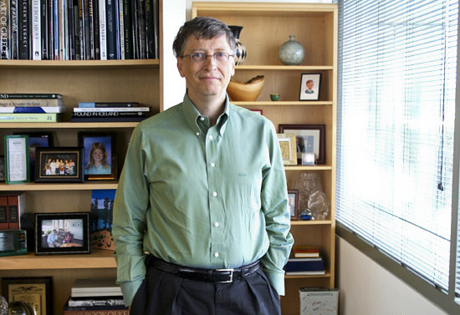 9. Microsoftの共同創立者Bill Gates氏の退任

　Bill Gates氏は2000年1月にすでにCEOの座をSteve Ballmer氏に譲っていたが、2008年にGates氏がMicrosoftの常勤職から退いたことは大きな権力交代であり、Ray Ozzie氏が率いる新しいチームが同社の技術計画を担うことになった。

　Gates氏の退任はゆっくりと進められた。退任の計画を発表したのは2006年6月だったが、非常勤職へと移ったのは2008年6月末だった。Gates氏はそれまで、Microsoftのクラウドコンピューティングへの移行の初期段階を統括していたが、その取り組みが強化されるまでには、Gates氏が退任してから18カ月かかった。

　Gates氏は、退任したことで自由になり、慈善活動にさらに多くの時間を費やせるようになった。Bill & Melinda Gates Foundationは、国際的な医療の取り組みと米国の教育制度を改変することを目指している。