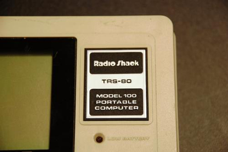 　Model 100はまだTRS-80ブランドを冠していた。RadioShackのコンピュータでTRS-80ブランドを使用したのはこれが最後となった。

　Model 100は本当のポータブルコンピュータとしては初のもので、ラベルにもそのように記載されている。
