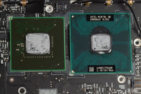 　右側にあるのは、Intelの2.4GHzのCore 2 Duo P8600プロセッサだ。2.66GHzのCPUを選択することもできる。

　左側にあるのは、256MバイトのDDR3 SDRAMをメインメモリと共有するNVIDIAのGeForce 320M GPUだ。