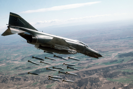 　1969年から1973年までの間は、ThunderbirdsはF-4E Phantomを使用していた。この写真は、1990年代に行われたショーで、F-4Eが砲術場に向けて500ポンド（約227kg）爆弾を投下しているところを写したもの。
