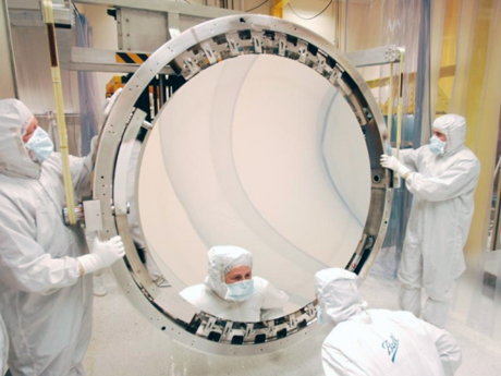 　3人の技術者がKeplerの1.4mの主鏡を検査している。
