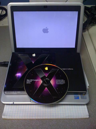 　これが、筆者が129ドルで購入してInspiron Mini 9にインストールした、リテール版Mac OS X CDである。海賊版やスリップストリーム版のMac OS Xは使用していないことを強調したい（それに、ソフトウェアアップデートも機能する。素晴らしいことだ）。
