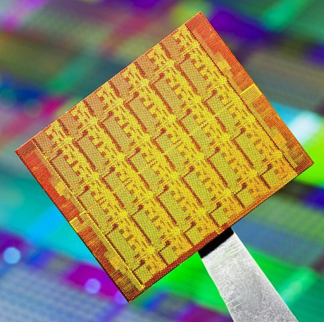 　Intelは米国時間12月2日、「Single-chip Cloud Computer（SCC）」プロセッサを発表し、デモを行った。SCCプロセッサは48コア（24のデュアルコアの「タイル」）で、これらは高速メッシュネットワークに接続されている。Intelは、2010年に少なくとも100個の実験用チップを研究者に配布予定で、これによって、マルチコアシステムとソフトウェアデザインへの新たな取り組みにつなげたい考えだ。同社の野心的なマルチコアアプローチによって、コンピュータはいずれ、人間の視覚や言語能力に匹敵するほどの作業能力を持つようになると、Intelは考えている。
