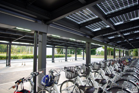 　屋根に取り付けた太陽電池で発電した電力を用いて、電動自転車「eneloop bike」を充電するソーラー駐輪場も完備する。駐輪場の南側で50台、北側で50台の計100台の充電が可能。