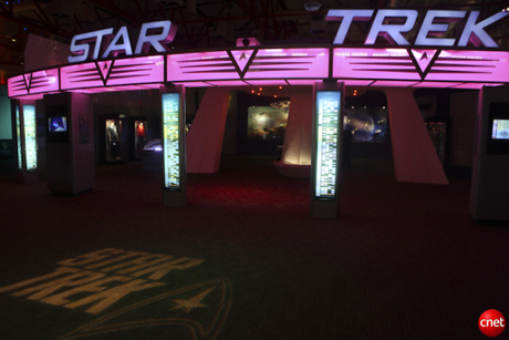 　「Star Trek: The Exhibition」が米国時間10月23日、カリフォルニア州サンノゼのTech Museum of Innovationで開幕した。同展覧会では、伝説的なSFテレビドラマ「スター・トレック」で使用されたコスチュームや小道具、記念品が、展示面積1万5000平方フィート（約1393平方m）超の会場に陳列されている。全米を回るこの展覧会では、われわれの愛する未来宇宙文明の象徴的なアイテムを間近で見ることができる。