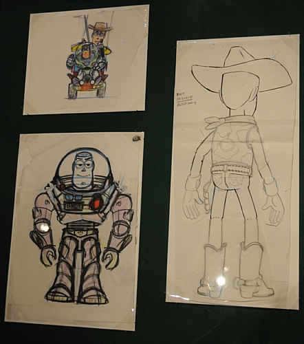 　1995年の「トイ・ストーリー」用に描かれた同作品シリーズの主役であるウッディとバズ。左上は、Bob Pauley氏が鉛筆で描いた「Woody and Buzz」。右は、Bud LuckeyとBob Pauleyがミックスドメディアで描いたウッディ。左下は、Bob Pauley氏がミックスドメディアで描いた「Buzz」。