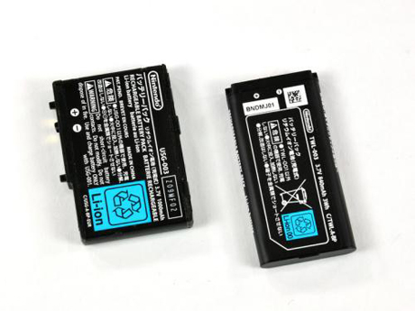 　DSiは840mAhの充電式バッテリ（右）を使用しており、DS Liteの1000mAh（左）に比べて小さい。サイズが小さい分、容量も小さくなった。初代ニンテンドーDSは850mAhバッテリで出荷されていた。
