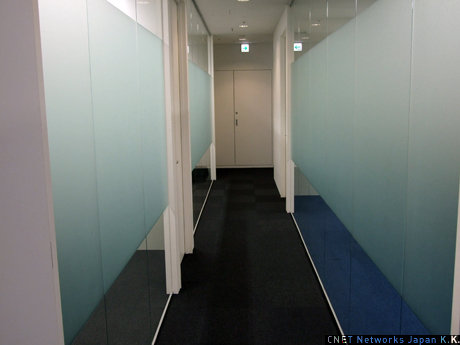 　先ほどの会議室の隣には、さらに3つの会議室がある。写真左手には中小の会議室がそれぞれ1つ、右手には大きな会議室がある。