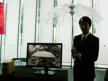 　こちらは大阪大学大学院情報科学研究科ヒューマンインタフェース工学講座の「アソブレラ」。ビニール傘に電磁石を取り付けた装置で、これとマイクを組み合わせれば、傘に当たる雨の振動と音を記録・再生できる。