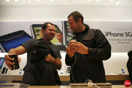 　サンフランシスコのApple Store開店後に店内でiPhone 3G Sを手に取る来店客。