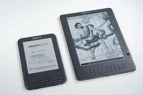 　Amazonは2010年にKindle DX（Kindleの大型モデル）の新型もリリースしている。Kindle DX（右）の小売価格は379ドルだ。