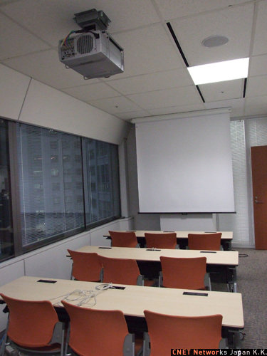 　この会議室は社員専用エリアにあるもの。小規模の研修などもここで行う。