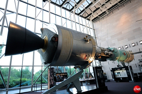 　米国と旧ソビエト連邦は1972年、宇宙空間におけるプロジェクトで協力することに合意した。1975年、フロリダ州から発射された米国の宇宙船と、カザフスタンから発射されたソ連の宇宙船が宇宙空間で合流し、その合意は現実のものとなった。

　「Apollo-Soyuzテスト計画は冷戦時における短期間の雪解けとなった。米国とソビエト連邦という2つのライバル国が有人宇宙ミッションで協力したのは、このときが初めてだった」（同博物館）

　このプロジェクトが行われている間、それぞれの宇宙船の乗組員は相手の宇宙船を訪問して一緒に食事し、共同プロジェクトに取り組んだ。